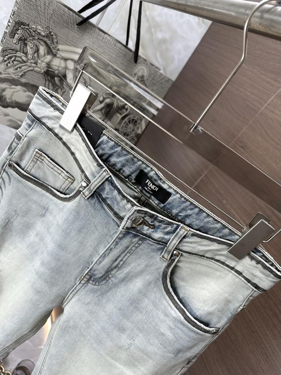 Fendi 2023 High-end custom jeans Latest fashion week runway models Original color yeast wash process Selected heavyweight denim fabric (cotton) comfortable and skin-friendly Original hardware accessories accessories Thre