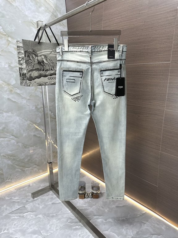 Fendi 2023 High-end custom jeans Latest fashion week runway models Original color yeast wash process Selected heavyweight denim fabric (cotton) comfortable and skin-friendly Original hardware accessories accessories Thre