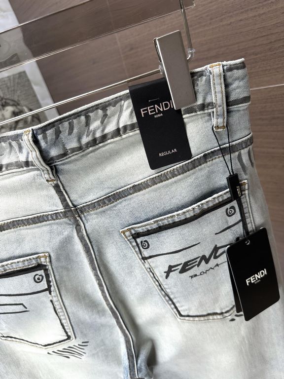 Fendi 2023 High-end custom jeans Latest fashion week runway models Original color yeast wash process Selected heavyweight denim fabric (cotton) comfortable and skin-friendly Original hardware accessories accessories Thre