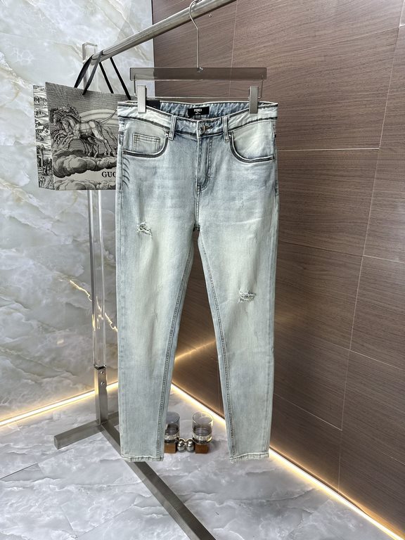 Fendi 2023 High-end custom jeans Latest fashion week runway models Original color yeast wash process Selected heavyweight denim fabric (cotton) comfortable and skin-friendly Original hardware accessories accessories Thre