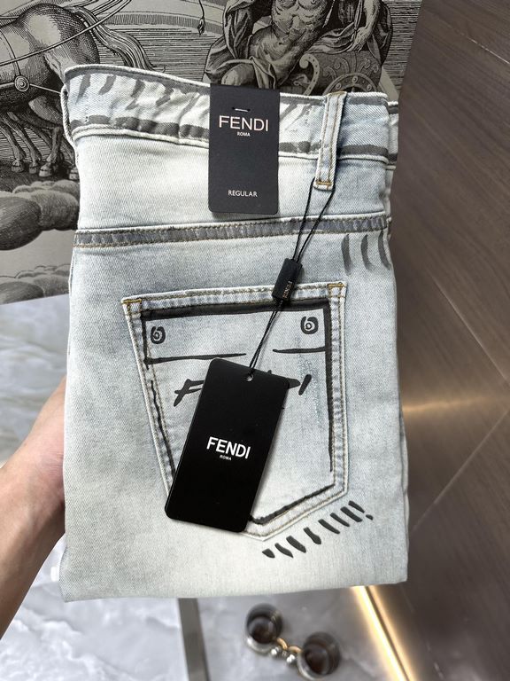 Fendi 2023 High-end custom jeans Latest fashion week runway models Original color yeast wash process Selected heavyweight denim fabric (cotton) comfortable and skin-friendly Original hardware accessories accessories Thre