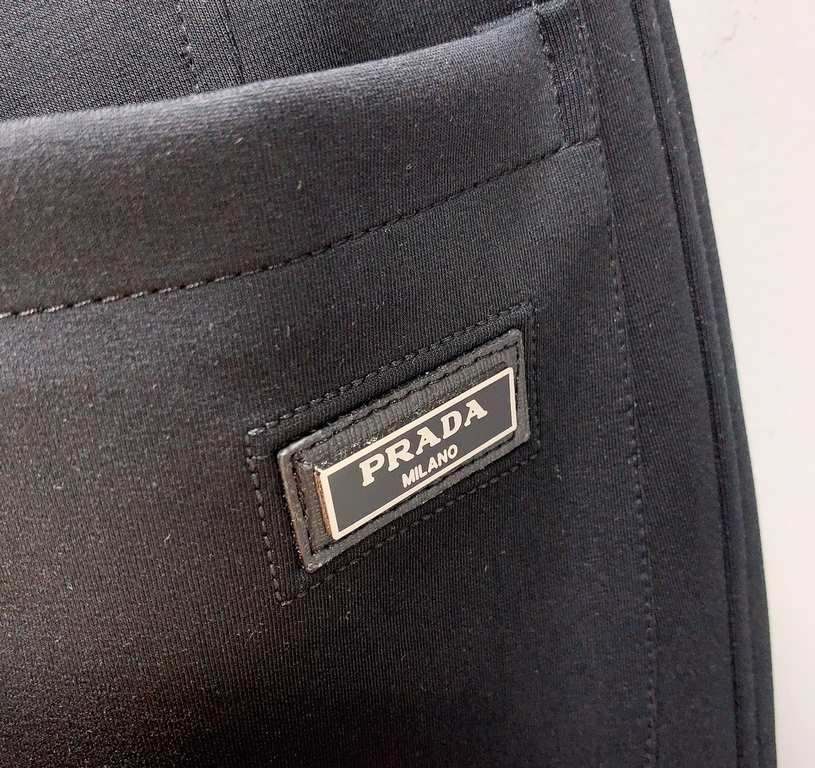 PRADA Prada 2023 newest casual pants counter with the same fabric, version of the fashionable and generous, buttocks thin, no sense of tightness, the use of imported fabrics on the counter on the body of the excellent ef