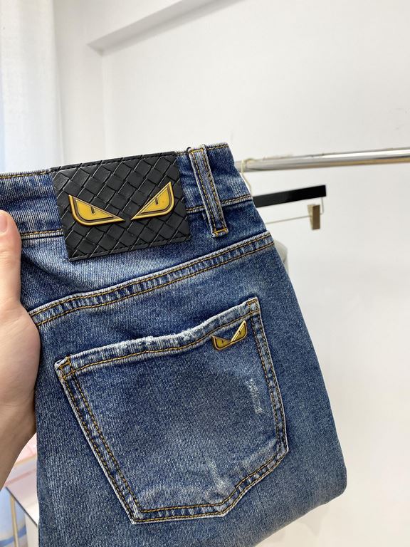 Fendi, 2023 latest products, counter synchronization is available, the original single goods, washed casual jeans, imported original washed elastic fabric, comfortable and elastic, the original hardware accessories decor