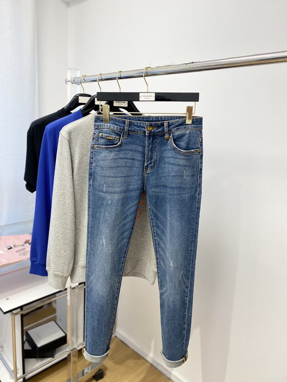 Fendi, 2023 latest products, counter synchronization is available, the original single goods, washed casual jeans, imported original washed elastic fabric, comfortable and elastic, the original hardware accessories decor