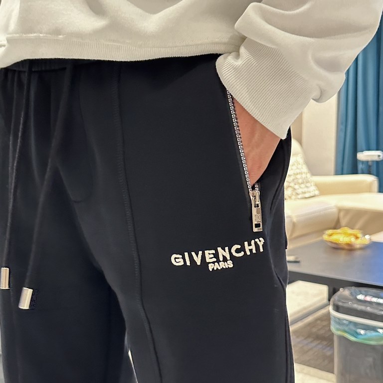 Givenchy new casual pants for fallwinter 2023! Synchronized sale on the official website. Brand classic LOGO casual pants , custom fabric, excellent comfort, strong hand touch. Highly recognizable, perfect quality crafts