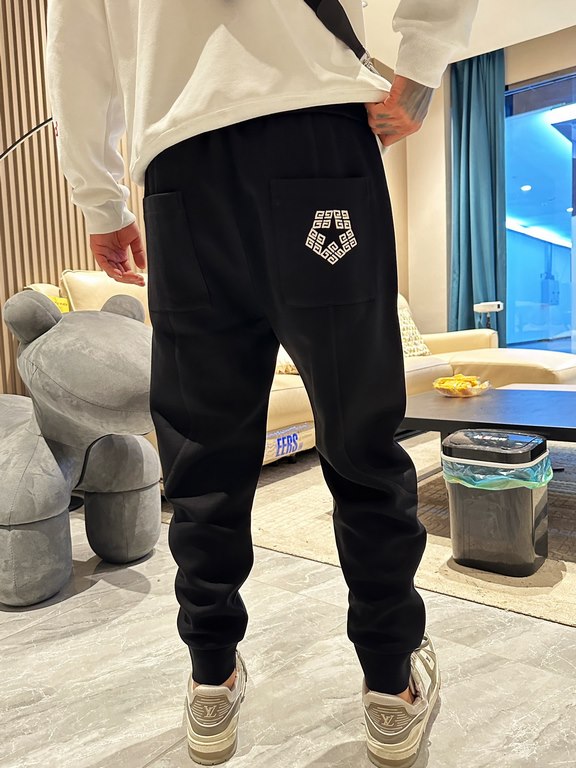 Givenchy new casual pants for fallwinter 2023! Synchronized sale on the official website. Brand classic LOGO casual pants , custom fabric, excellent comfort, strong hand touch. Highly recognizable, perfect quality crafts