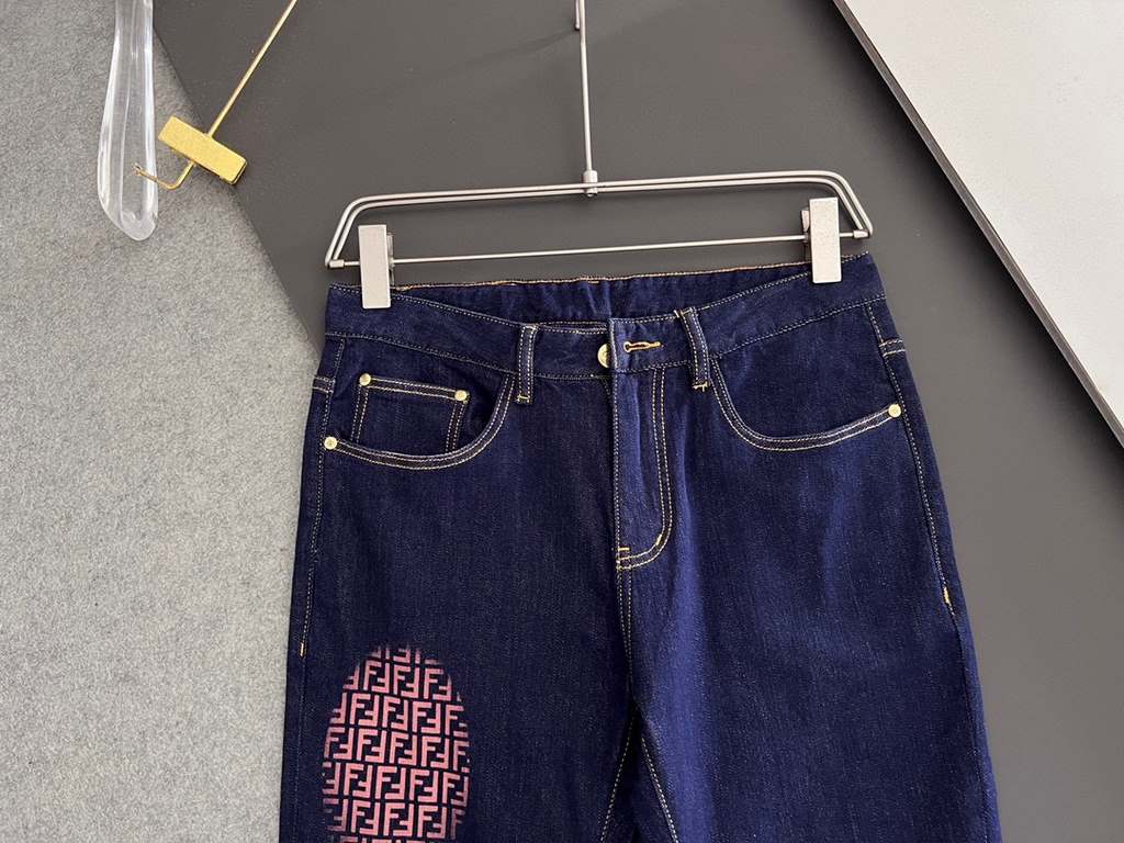 Fend, new casual tannin jeans   spring and summer new back pocket brand logo using imported machine vacuum embroidery   body heavyweight environmentally friendly plant enzymes washed process fabric texture is quite beaut