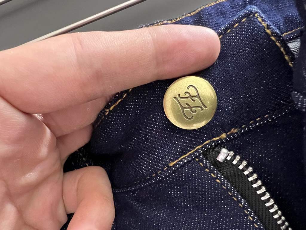 Fend, new casual tannin jeans   spring and summer new back pocket brand logo using imported machine vacuum embroidery   body heavyweight environmentally friendly plant enzymes washed process fabric texture is quite beaut