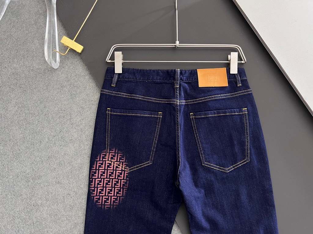 Fend, new casual tannin jeans   spring and summer new back pocket brand logo using imported machine vacuum embroidery   body heavyweight environmentally friendly plant enzymes washed process fabric texture is quite beaut