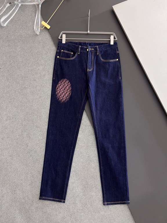 Fend, new casual tannin jeans   spring and summer new back pocket brand logo using imported machine vacuum embroidery   body heavyweight environmentally friendly plant enzymes washed process fabric texture is quite beaut