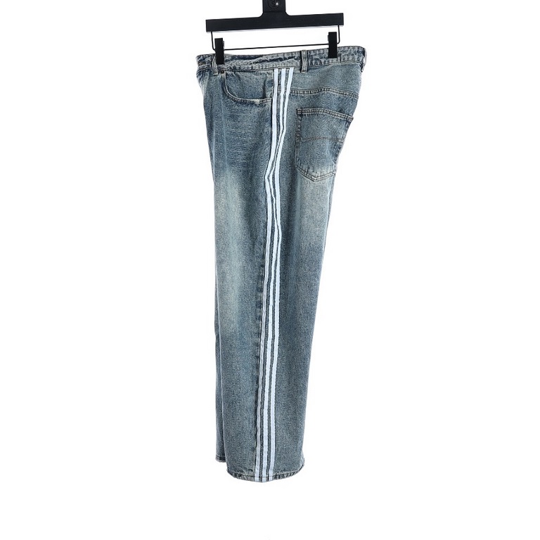 Balenciaga x adidas 23ss Large Baggy co-branded jeans in three-bar washThe perfect pair of jeans for all legs.Customized webbing on both sides to give a fuller logo and elongate the leg. Baggy fits all leg types.Color Bl