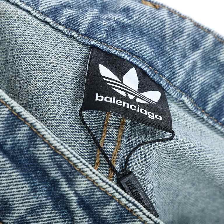 Balenciaga x adidas 23ss Large Baggy co-branded jeans in three-bar washThe perfect pair of jeans for all legs.Customized webbing on both sides to give a fuller logo and elongate the leg. Baggy fits all leg types.Color Bl