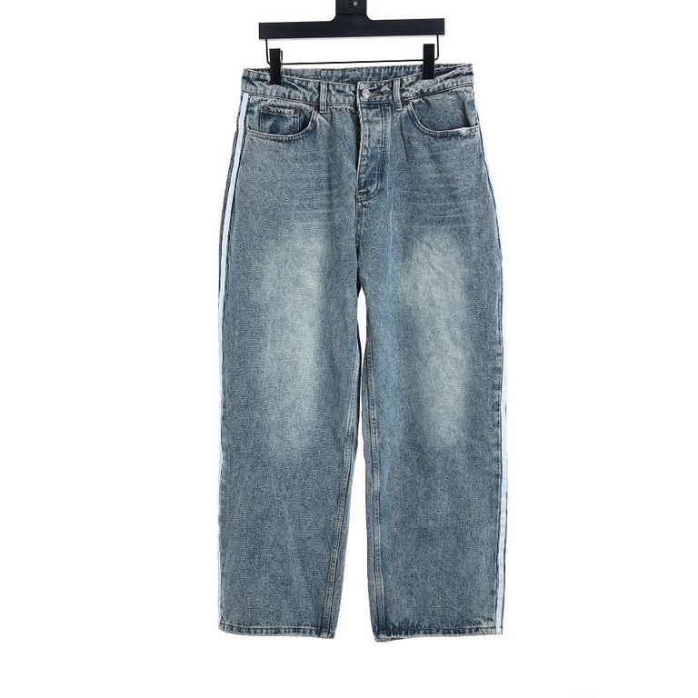 Balenciaga x adidas 23ss Large Baggy co-branded jeans in three-bar washThe perfect pair of jeans for all legs.Customized webbing on both sides to give a fuller logo and elongate the leg. Baggy fits all leg types.Color Bl