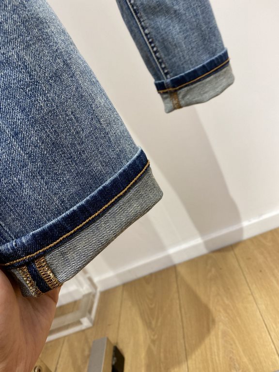 LV, 2023 latest products, counter synchronization is available, the original single goods, washed casual jeans, imported original washed stretch fabric, comfortable and elastic, original hardware accessories decorative l