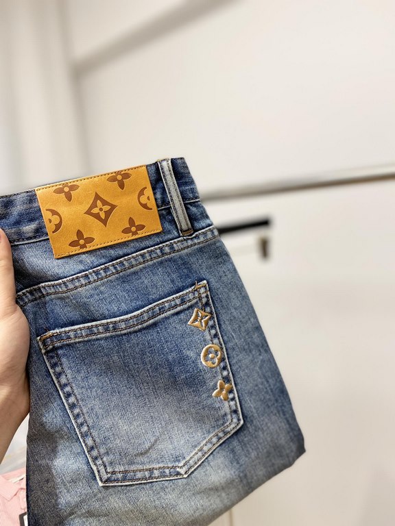 LV, 2023 latest products, counter synchronization is available, the original single goods, washed casual jeans, imported original washed stretch fabric, comfortable and elastic, original hardware accessories decorative l