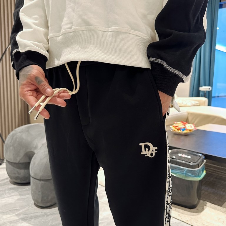 Dior's new casual pants for fallwinter 2023! Synchronized sale on the official website. Brand classic LOGO casual pants , customized fabric, excellent comfort, strong hand touch. Highly recognizable, perfect quality craf