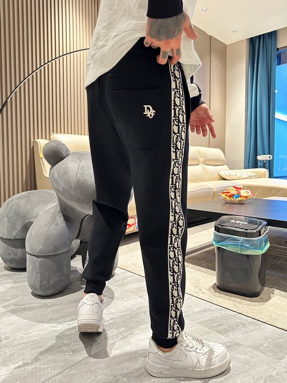 Dior's new casual pants for fallwinter 2023! Synchronized sale on the official website. Brand classic LOGO casual pants , customized fabric, excellent comfort, strong hand touch. Highly recognizable, perfect quality craf