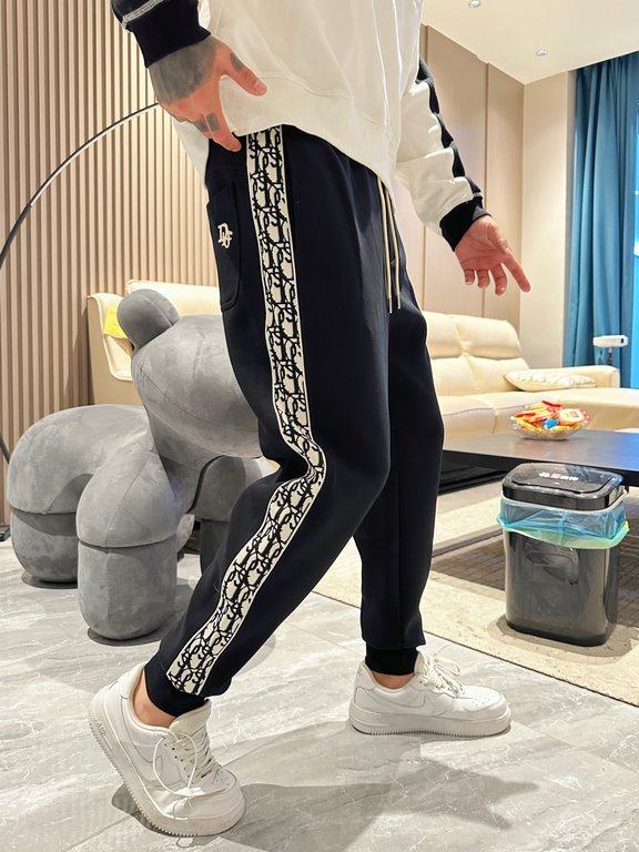 Dior's new casual pants for fallwinter 2023! Synchronized sale on the official website. Brand classic LOGO casual pants , customized fabric, excellent comfort, strong hand touch. Highly recognizable, perfect quality craf