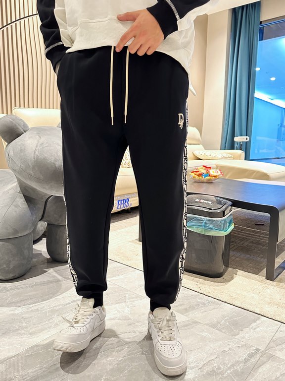 Dior's new casual pants for fallwinter 2023! Synchronized sale on the official website. Brand classic LOGO casual pants , customized fabric, excellent comfort, strong hand touch. Highly recognizable, perfect quality craf