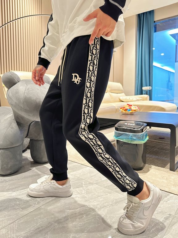 Dior's new casual pants for fallwinter 2023! Synchronized sale on the official website. Brand classic LOGO casual pants , customized fabric, excellent comfort, strong hand touch. Highly recognizable, perfect quality craf