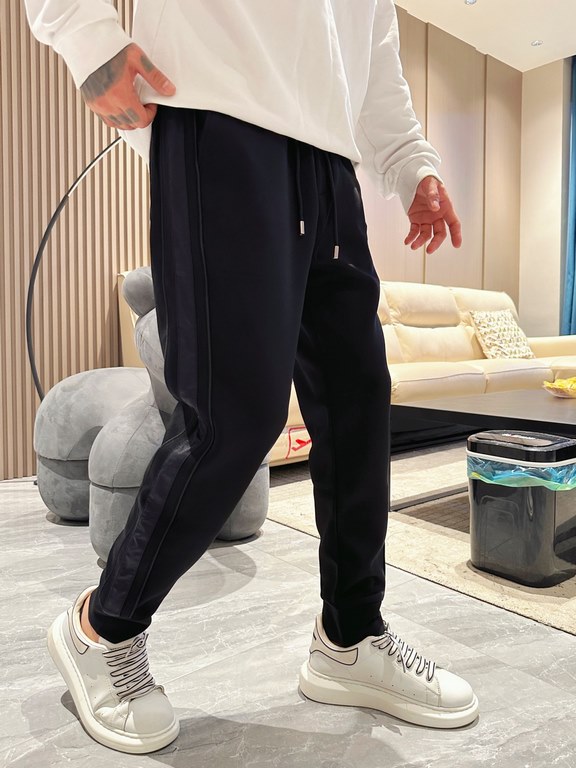 Prada new casual pants for fallwinter 2023! Synchronized sale on the official website. Brand classic LOGO casual pants , customized fabric, excellent comfort, strong hand touch. Highly recognizable, perfect quality craft