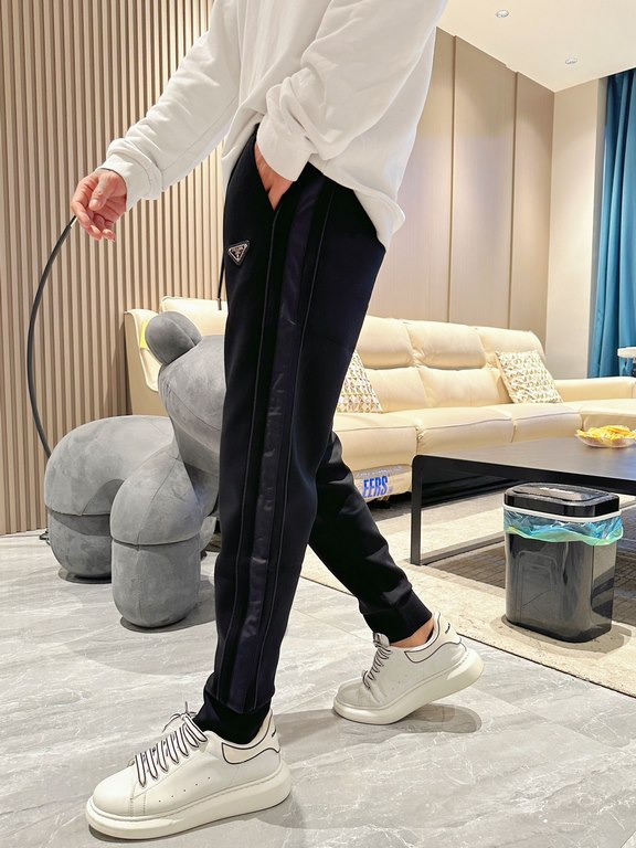 Prada new casual pants for fallwinter 2023! Synchronized sale on the official website. Brand classic LOGO casual pants , customized fabric, excellent comfort, strong hand touch. Highly recognizable, perfect quality craft