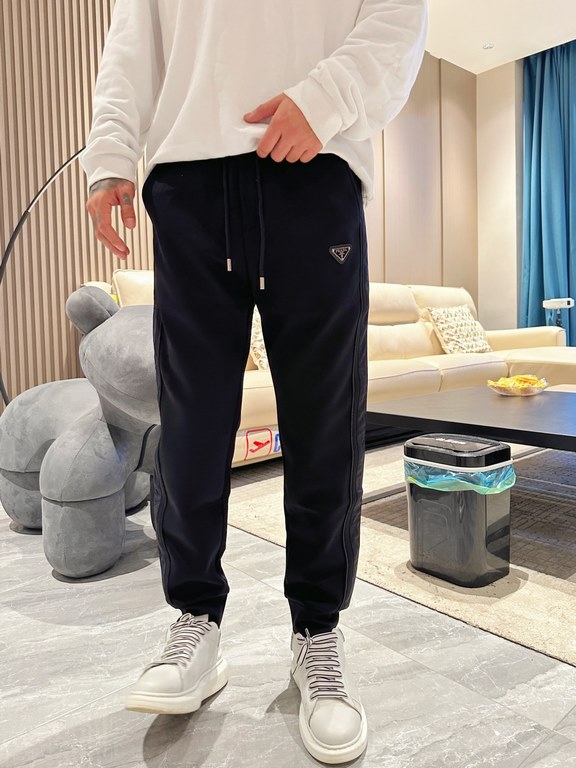 Prada new casual pants for fallwinter 2023! Synchronized sale on the official website. Brand classic LOGO casual pants , customized fabric, excellent comfort, strong hand touch. Highly recognizable, perfect quality craft