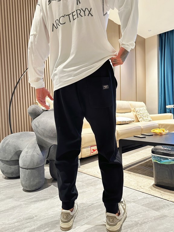 Prada new casual pants for fallwinter 2023! Synchronized sale on the official website. Brand classic LOGO casual pants , customized fabric, excellent comfort, strong hand touch. Highly recognizable, perfect quality craft