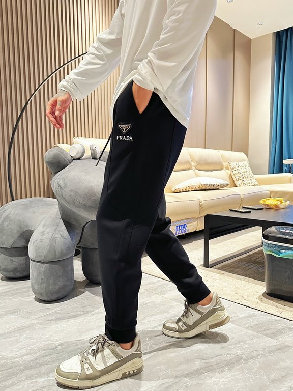 Prada new casual pants for fallwinter 2023! Synchronized sale on the official website. Brand classic LOGO casual pants , customized fabric, excellent comfort, strong hand touch. Highly recognizable, perfect quality craft