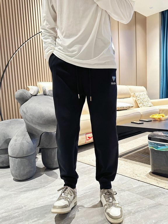 Prada new casual pants for fallwinter 2023! Synchronized sale on the official website. Brand classic LOGO casual pants , customized fabric, excellent comfort, strong hand touch. Highly recognizable, perfect quality craft