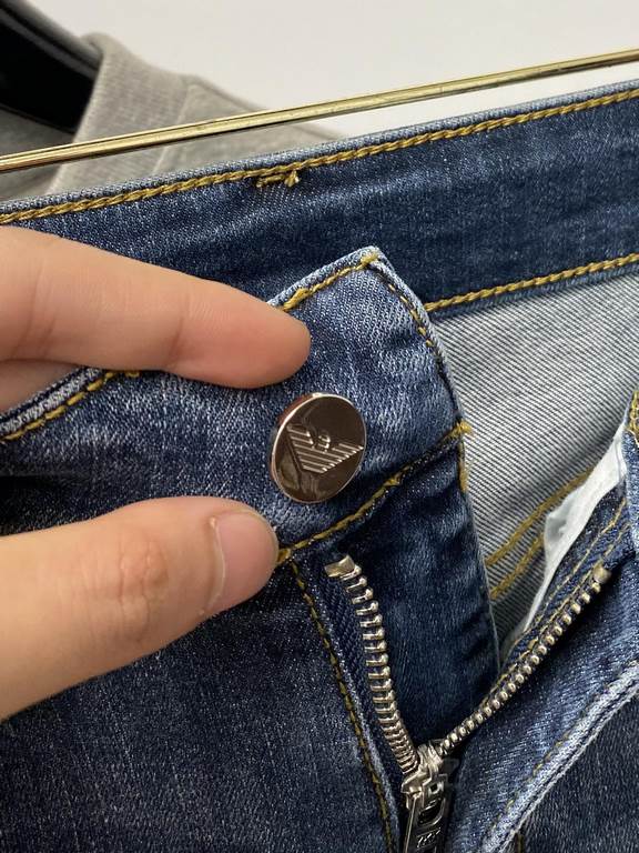 Armani, 2023 latest products, counter synchronization is available, the original single goods, washed casual jeans, imported original washed elastic fabric, comfortable and elastic, the original hardware accessories deco