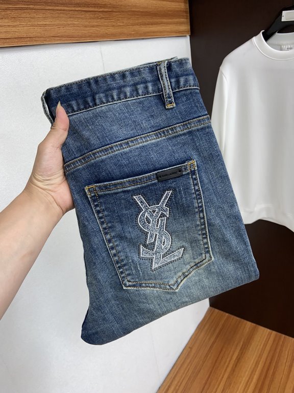 Saint Laurent fall modelsThe new model of jeans Small Straight Counter available Physical store extreme jeans   Counter original 11 good goods for all ages. The highest version of the market imported fabrics from Europe.