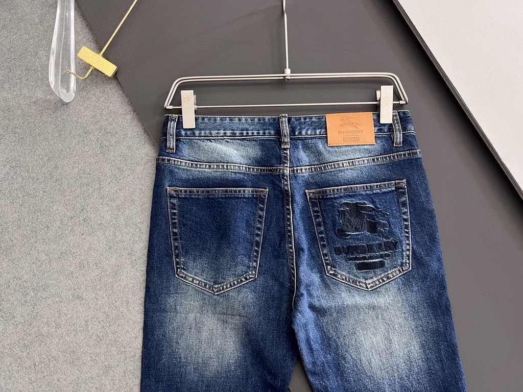 Bur, new casual tannin jeans   spring and summer new The brand logo on the back pocket is embroidered by imported machine vacuum   The body of the garment is washed with heavyweight environmentally friendly plant enzymes