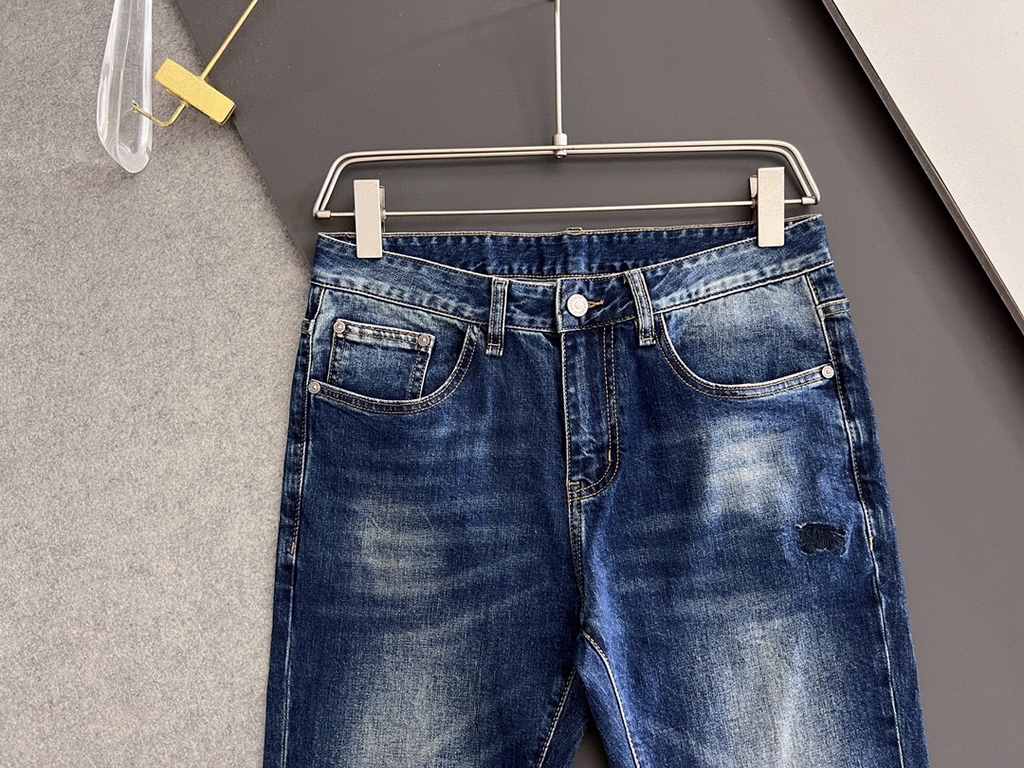 Bur, new casual tannin jeans   spring and summer new The brand logo on the back pocket is embroidered by imported machine vacuum   The body of the garment is washed with heavyweight environmentally friendly plant enzymes