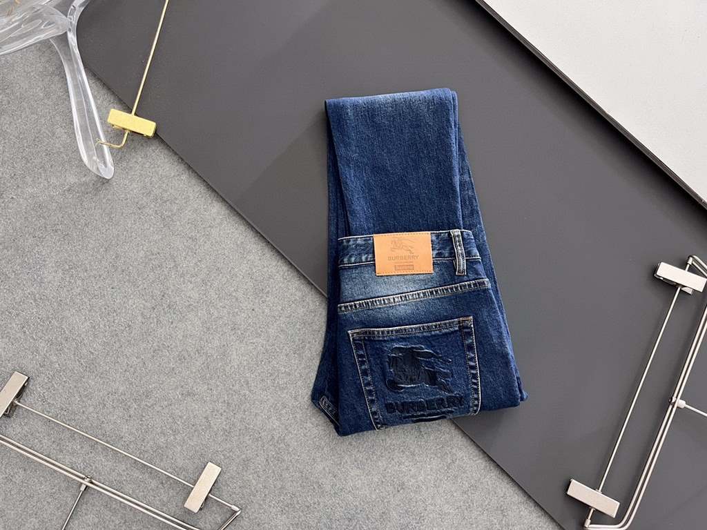 Bur, new casual tannin jeans   spring and summer new The brand logo on the back pocket is embroidered by imported machine vacuum   The body of the garment is washed with heavyweight environmentally friendly plant enzymes