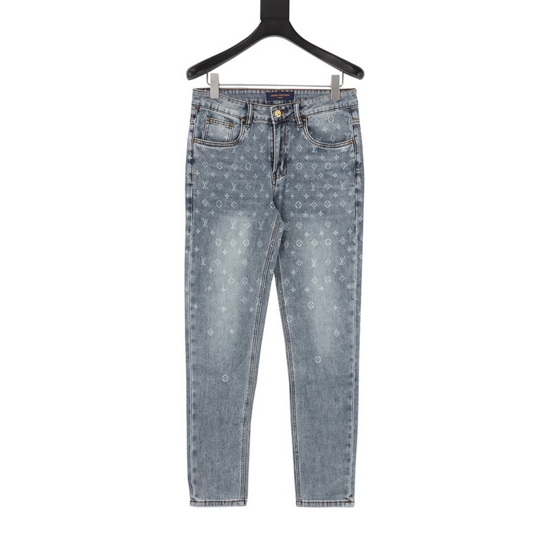 LouisVuittonLouis Vuitton jeans with LOGO printed on the back.So far this year to do the most awesome jeans, heavy washing process, hidden mystery details are very much, this time the main push of the pants whether versi