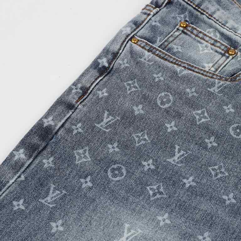 LouisVuittonLouis Vuitton jeans with LOGO printed on the back.So far this year to do the most awesome jeans, heavy washing process, hidden mystery details are very much, this time the main push of the pants whether versi