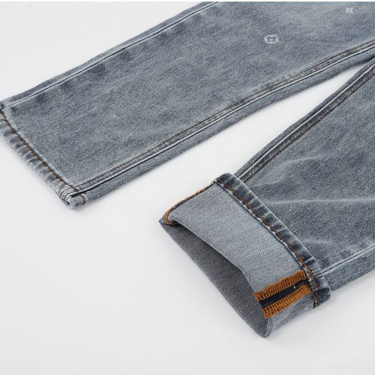 LouisVuittonLouis Vuitton jeans with LOGO printed on the back.So far this year to do the most awesome jeans, heavy washing process, hidden mystery details are very much, this time the main push of the pants whether versi