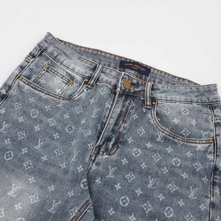 LouisVuittonLouis Vuitton jeans with LOGO printed on the back.So far this year to do the most awesome jeans, heavy washing process, hidden mystery details are very much, this time the main push of the pants whether versi