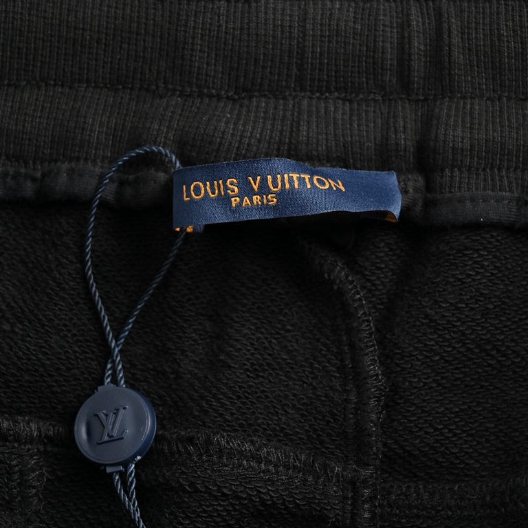 Louis VittonLouis Vuitton 23Fw Embossed Letter Logo TrousersThese jogging pants are made from a technical cotton jersey that's embossed with a diagonal knit that illustrates the collection's LV Epi XL pattern. With a sof