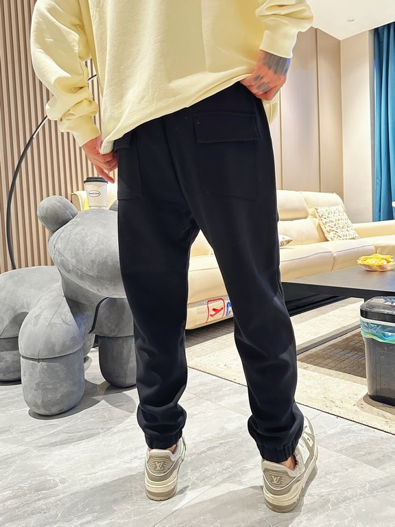 Prada new casual pants for fallwinter 2023! Synchronized sale on the official website. Brand classic LOGO casual pants , customized fabric, excellent comfort, strong hand touch. Highly recognizable, perfect quality craft