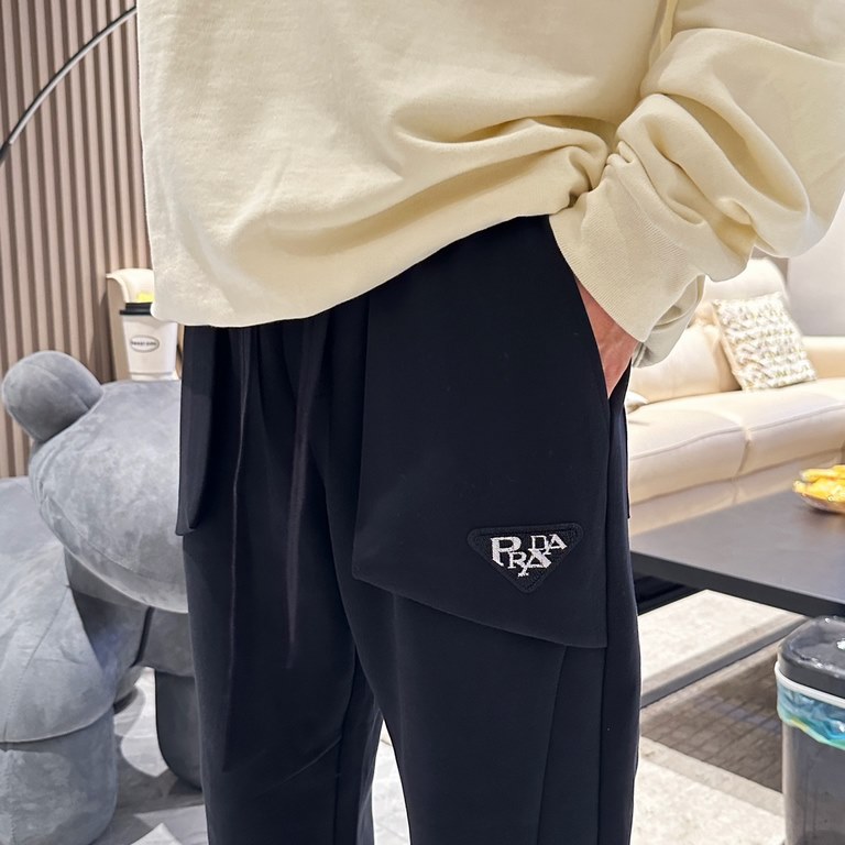 Prada new casual pants for fallwinter 2023! Synchronized sale on the official website. Brand classic LOGO casual pants , customized fabric, excellent comfort, strong hand touch. Highly recognizable, perfect quality craft