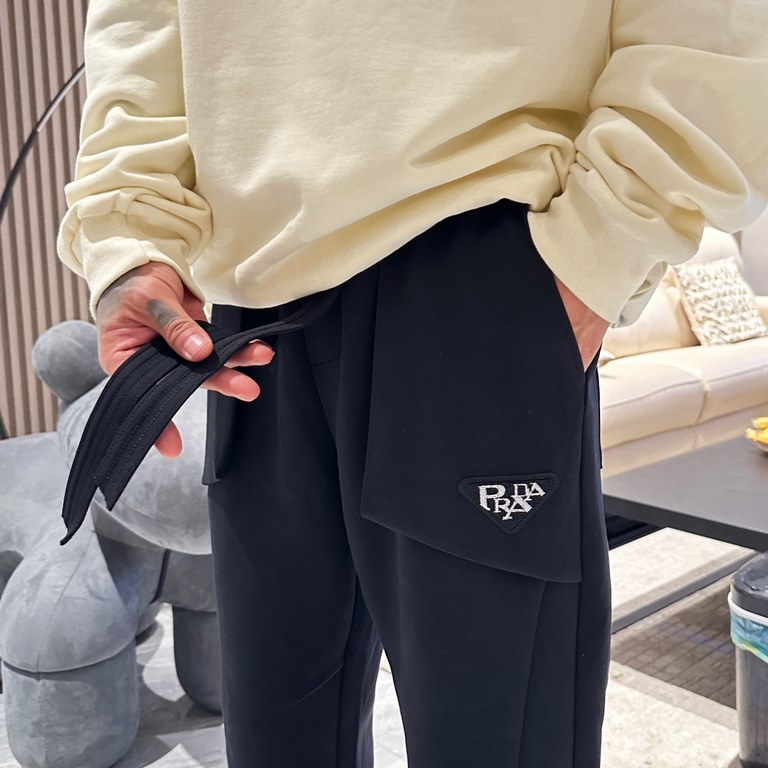 Prada new casual pants for fallwinter 2023! Synchronized sale on the official website. Brand classic LOGO casual pants , customized fabric, excellent comfort, strong hand touch. Highly recognizable, perfect quality craft