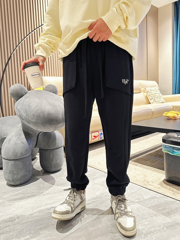 Prada new casual pants for fallwinter 2023! Synchronized sale on the official website. Brand classic LOGO casual pants , customized fabric, excellent comfort, strong hand touch. Highly recognizable, perfect quality craft