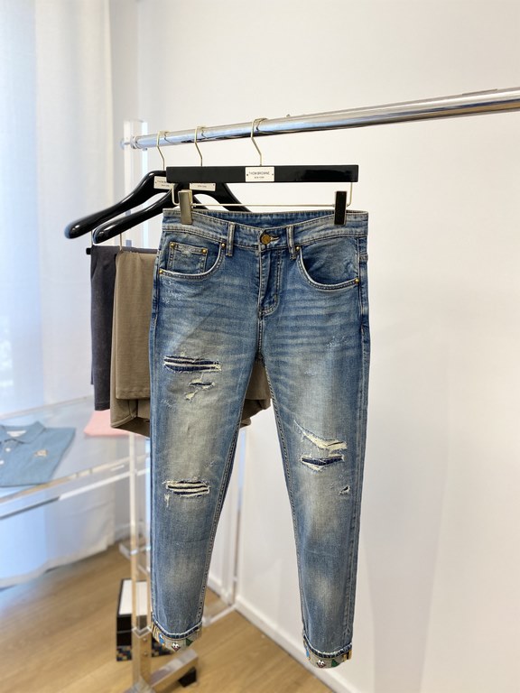 LV, 2023 latest products, counter synchronization is available, the original single goods, washed casual jeans, imported original washed stretch fabric, comfortable and elastic, the original hardware accessories decorati