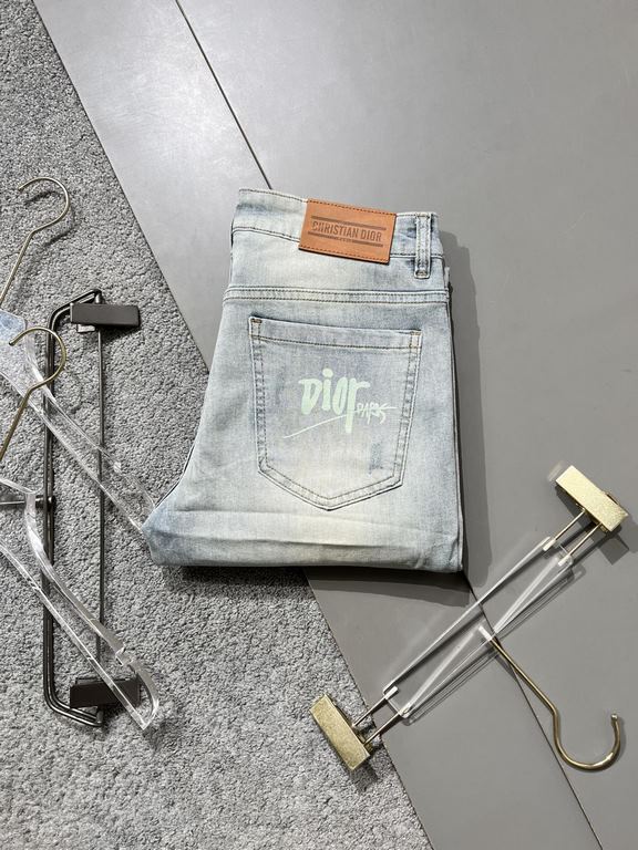 Dior 2023 spring and summer new counter latest thin stretch jeans counter synchronization on the new, using guest water wash denim fabric, such a soft and comfortable fabric, pants pockets at the brand embroidery letters