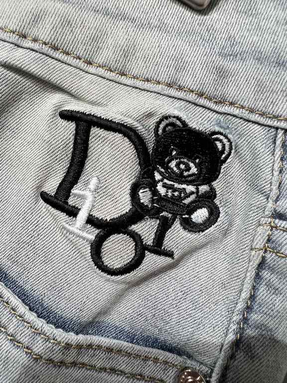 Dior 2023 spring and summer new counter latest thin stretch jeans counter synchronization on the new, using guest water wash denim fabric, such a soft and comfortable fabric, pants pockets at the brand embroidery letters