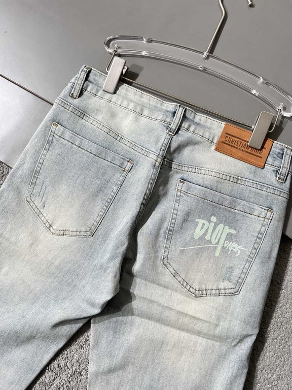 Dior 2023 spring and summer new counter latest thin stretch jeans counter synchronization on the new, using guest water wash denim fabric, such a soft and comfortable fabric, pants pockets at the brand embroidery letters