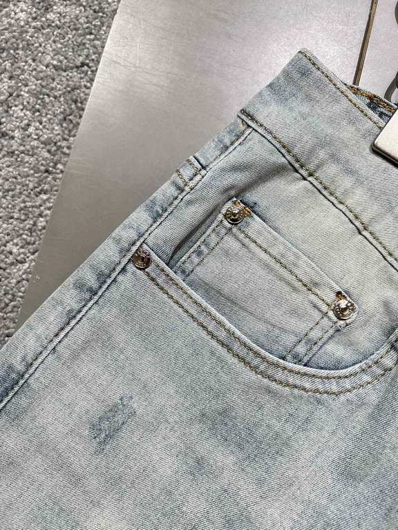 Dior 2023 spring and summer new counter latest thin stretch jeans counter synchronization on the new, using guest water wash denim fabric, such a soft and comfortable fabric, pants pockets at the brand embroidery letters