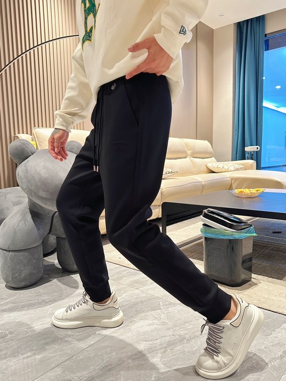 Prada new casual pants for fallwinter 2023! Synchronized sale on the official website. Brand classic LOGO casual pants , customized fabric, excellent comfort, strong hand touch. Highly recognizable, perfect quality craft